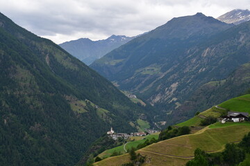 Fototapeta na wymiar Blick auf das Dorf Katharinenberg im Schnalstal in Südtirol 