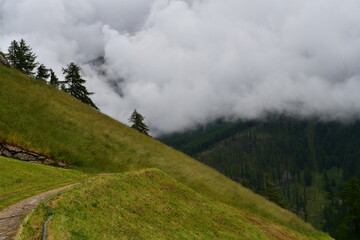 Schöne Landschaft mit Bergen und Wolken im Schnalstal in Südtirol