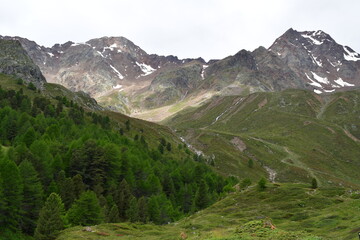 Fototapeta na wymiar Schöne Landschaft mit Bergen im Schnee in Südtirol 