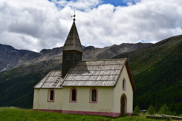 Fototapeta na wymiar Kirche im Dorf Kurzras im Schnalstal in Südtirol 