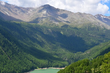 Obraz premium Schöne Landschaft mit Bergen im Schnalstal in Südtirol 