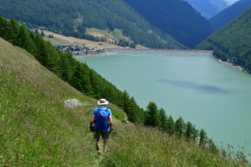 Mann wandert im Schnalstal in Südtirol 