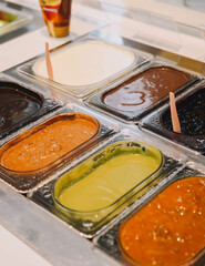 Salsas dulces de direfentes sabores para usar de toppings en los helados