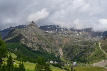 Fototapeta na wymiar Das Dorf Kurzras und Berge im Schnalstal in Südtirol 