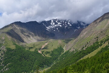 Schöne Landschaft mit Bergen und Wolken im Pfossental in Südtirol 