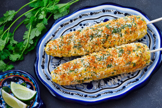 メキシコのエローテス ライムと香菜を添えて　コピースペースあり　 Mexican Elotes with lime and coriander（Mexican Street Corn, elotes mexicanos)  copy space available