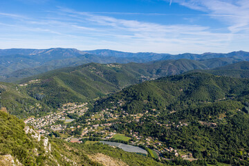 Fototapeta na wymiar Village de Sumène en fond de vallée, au sud des Cévennes,depuis le sommet du Ranc de Banas