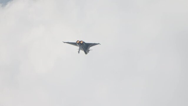 Dassault Rafale fighter jet preforming high speed manoeuvres showing its abilities