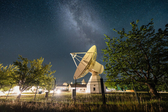 Satelliten unter dem Sternenhimmel mit der Milchstrasse