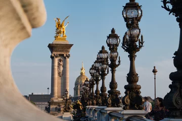 Photo sur Plexiglas Pont Alexandre III Farolas en el puente Alexandre III con el Palacio de los Inválidos de fondo, París