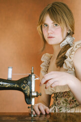 Mädchen / Nähmaschine