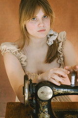 Mädchen / Nähmaschine