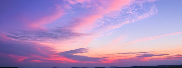Fototapeta na wymiar 美しい紫に染まる夕日の空と雲、ドラマチックな夕焼け