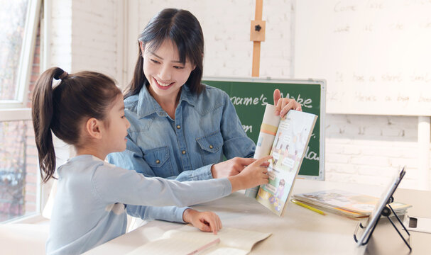 Tutors help elementary school students learn English