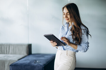 Obraz premium Business woman at the office using tablet