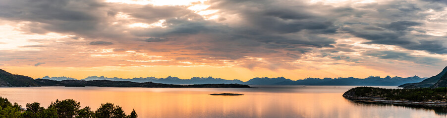 Die Inselgruppe der Lofoten bei Sonnenuntergang