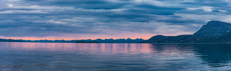 Die Inselgruppe der Lofoten bei Sonnenuntergang