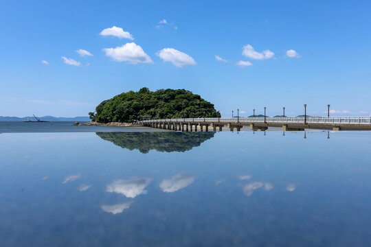 夏の空と竹島のリフレクション