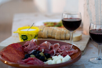 Aromatische Genüsse Mallorcas: Abendliches Tapas-Erlebnis mit Schinken, Chorizo, Schafskäse, Weißbrot, Rotwein und Aioli