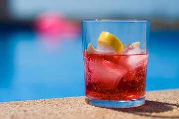Sommergenuss am Pool: Erfrischendes Campari Soda mit Zitronenschale 