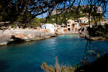 Perle der Ruhe: Cala s’Almunia - Eine malerische Bucht mit alten Fischerhäusern und blauem...