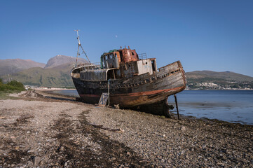 Fototapeta na wymiar Abandoned fish trawler on the shore of Loch Linnhe.