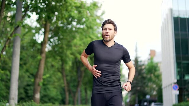 A male runner developed pain in the right side of his abdomen during a run. The male has a liver ache bolt. The sportsman gasps in pain, clutching his side as he slows down his pace to a walk
