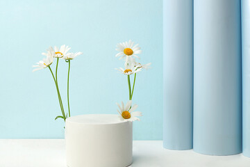 Premium stage for showcasing product and business concept. Minimal modern aesthetic. Beautiful flower arrangement with white daisies, empty product podium, elegant beauty concept,