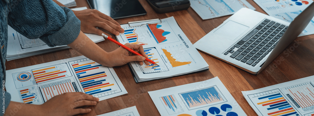 Leinwandbilder analyst team utilizing bi fintech to analyze and pointing at financial dashboard paper office. busin