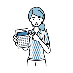 立って電卓を指差してこちらに向けて見せているポロシャツの女性