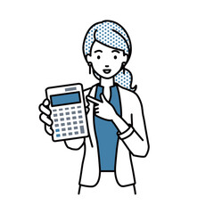 立って電卓を指差してこちらに向けて見せているジャケットの女性