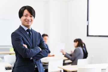 オフィスで仕事するアジア人ビジネスマン（若い男性・公務員・銀行員）
