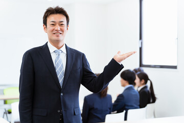 オフィスで仕事するアジア人ビジネスマン（中高年男性）
