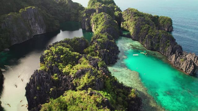 La baie d'El Nido est la plus belle destination de vacance en Asie. situ&eacute; aux Philippines c'est un archipel d'ile paradisiaques montagneux et eaux turquoise. une endroit touristique magnifique 