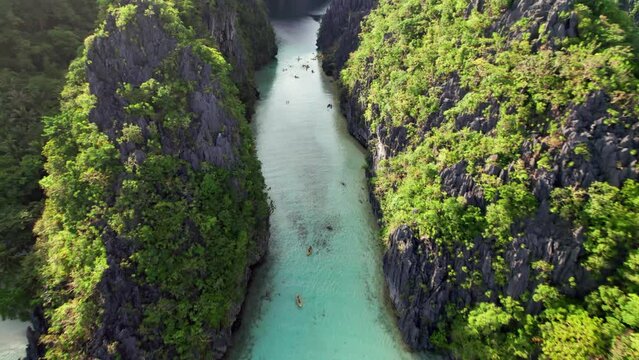 La baie d'El Nido est la plus belle destination de vacance en Asie. situ&eacute; aux Philippines c'est un archipel d'ile paradisiaques montagneux et eaux turquoise. une endroit touristique magnifique 