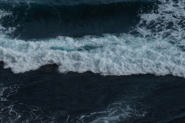 Fototapeta na wymiar The waves of the ocean water meet with underwater pointed rocks