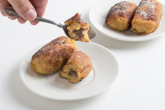 Rellenitos de pl&aacute;tano guatemaltecos, postre t&iacute;pico hecho a base de pl&aacute;tano y relleno de friloles licuados dulces, fritos en aceite.