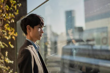 Crédence de cuisine en verre imprimé Tokyo 街を眺めるビジネスマンの横顔