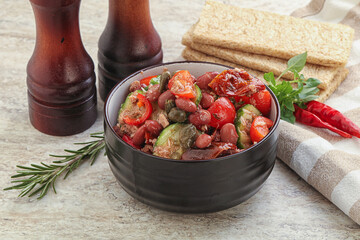 Tuna salad with bean and tomato