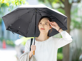 日傘をさす女性