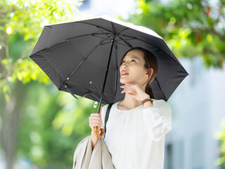 日傘をさす女性