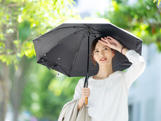 日傘をさす女性 © naka