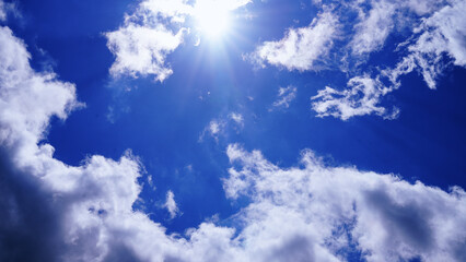 Krajobraz wiejski zielone pola i chmury na błękitnym niebie.  © klumb