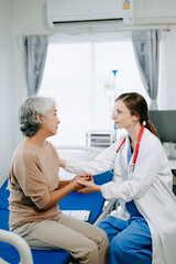 Obraz premium Caucasian doctor smiling take care of a young patient in hospital. Friendly nurse or therapeutic treat client Professional medical service concept.