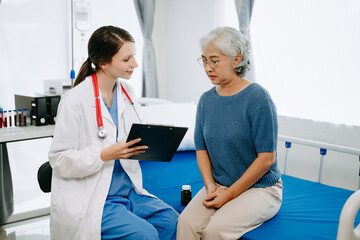 Obraz premium Caucasian doctor smiling take care of a young patient in hospital. Friendly nurse or therapeutic treat client Professional medical service concept.