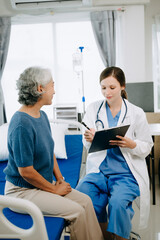 Obraz premium Caucasian doctor smiling take care of a young patient in hospital. Friendly nurse or therapeutic treat client Professional medical service concept.