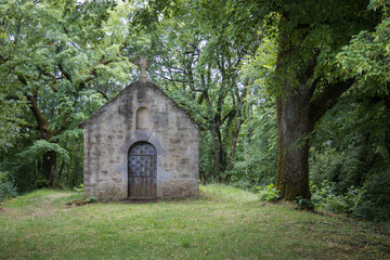 Chapelle au milieu de la forêt 
