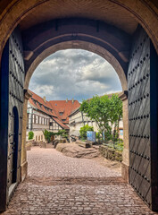 Blick durch das Burgtor einer mittelalterlichen Wehrburg