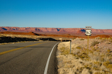 アメリカの荒野らしい道と景色の写真