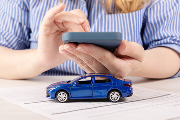 online car loan, a woman takes a loan for a vehicle through the phone, fills out an application on the bank's website